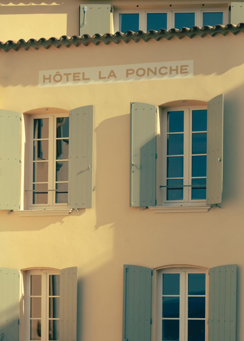 La façade de l'hôtel La Ponche à Saint-Tropez.